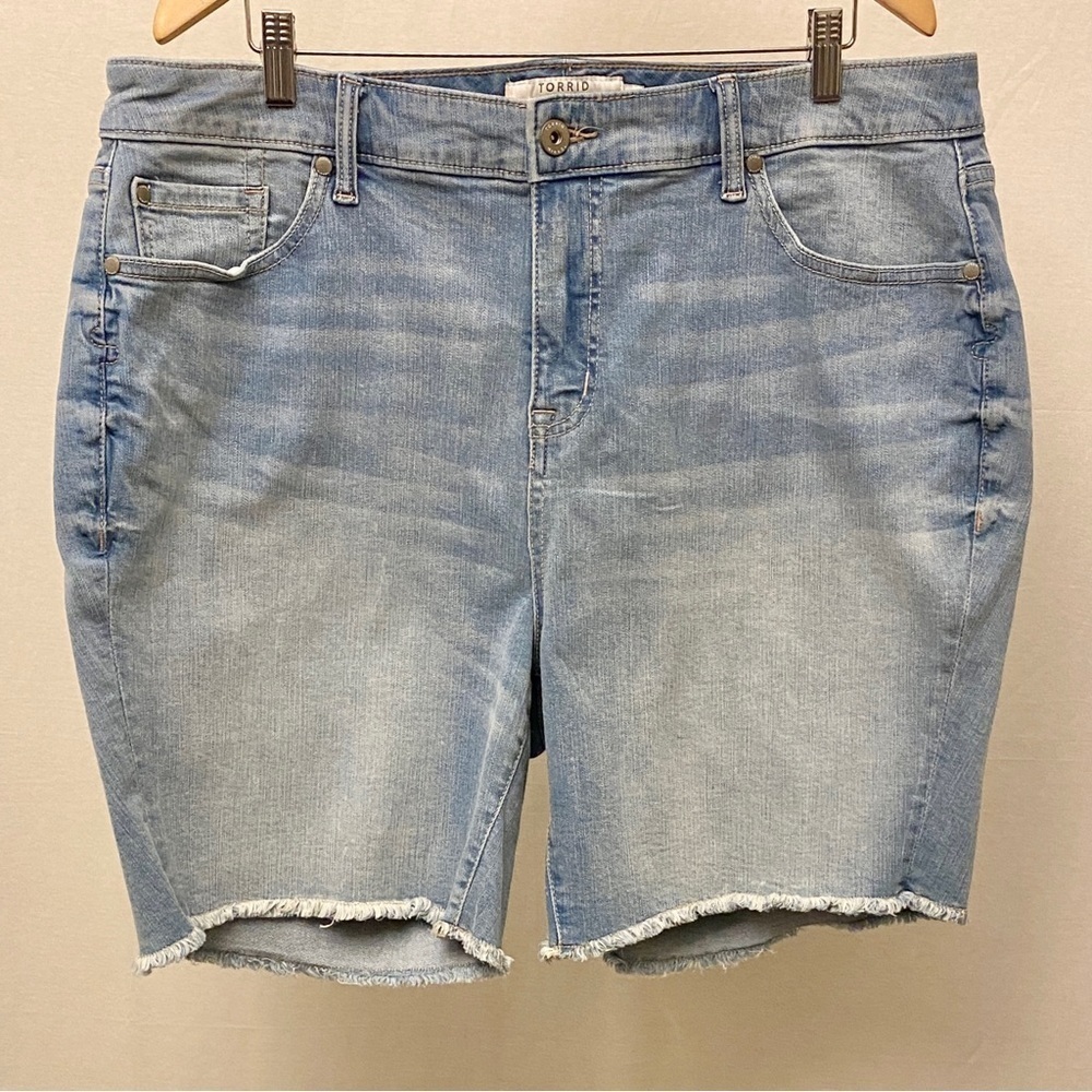 Torrid 20 NWT Denim Shorts Stretch Jeans Cutoffs Frayed Hems Light Wash New - Picture 9 of 10